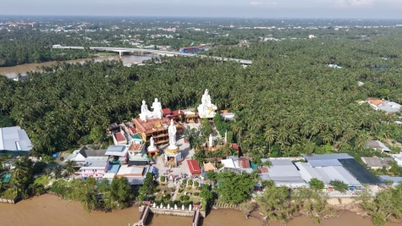 Pagoda Lien Hoa di tepi Sungai Tien