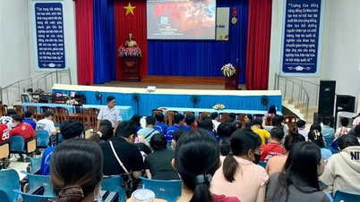 Ca Mau Community College: Berhasil menyelenggarakan pemutaran perdana khusus film sejarah "Red Rain".