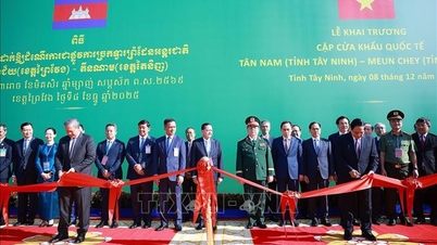 นายกรัฐมนตรีฝ่าม มินห์ จิญ และนายกรัฐมนตรีกัมพูชาเข้าร่วมพิธีเปิดด่านชายแดนระหว่างประเทศคู่ ทัน นาม - เมียน เจย