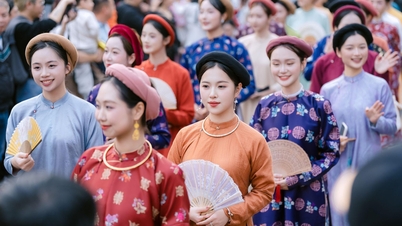 Zobacz pełną życia scenę ślubu z lat 90. odtworzoną w stolicy