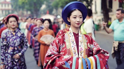 Des centaines de milliers de personnes affluent au lac Hoan Kiem à l'occasion du « Festival du Vietnam heureux 2025 ».