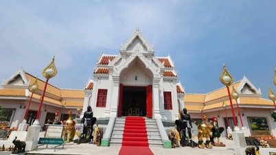 थाईलैंड में एक अजीब मंदिर, जिसके रास्ते में हजारों मुर्गियों की मूर्तियाँ लगी हैं