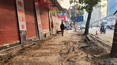 No final do ano, as calçadas de Hanói são escavadas novamente.