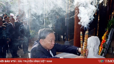 Generalsekreterare To Lam offrar rökelse för att hedra de heroiska martyrerna i militärregion 9.