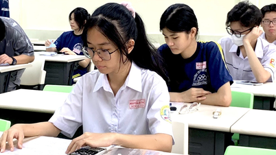 Liczba kandydatów przystępujących do testu predyspozycji na Uniwersytecie Narodowym w Ho Chi Minh City stale rośnie. Czy występują jakieś wahania w wynikach testów?