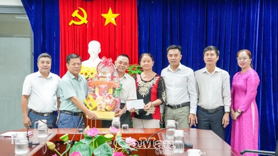 Prestando homenagem à família do herói das Forças Armadas Populares, Phan Ngoc Hien, por ocasião do 85º aniversário da Revolta de Khoai.