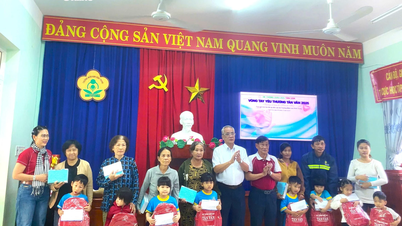 ມອບຂອງຂວັນ 150 ພູດໃຫ້ນັກຮຽນທີ່ໄດ້ຮັບຜົນກະທົບຈາກໄພນໍ້າຖ້ວມຢູ່ແຂວງແຄ໋ງຮ່ວາ