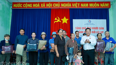 ສະມາຄົມນັກຂ່າວແຂວງ ແຄ໋ງຮ່ວາ ມອບຂອງຂວັນ 200 ພູດ ໃຫ້ແກ່ປະຊາຊົນທີ່ໄດ້ຮັບຜົນກະທົບຈາກໄພນໍ້າຖ້ວມ.