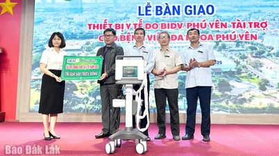 O Hospital Geral de Phu Yen recebeu 500 milhões de VND em apoio financeiro para a compra de um aparelho de ultrassom portátil.