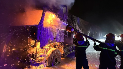 Brand in vrachtwagen op de snelweg Cam Lo - Van Ninh