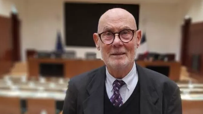 89歳の男性が講義室に戻り、60年ぶりに博士論文を無事に提出