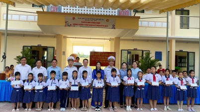 Deniz Kuvvetleri Filosu 129: Nguyen Thi Tot İlkokulu'ndaki dezavantajlı öğrencileri ziyaret edip onlara hediyeler veriyoruz.