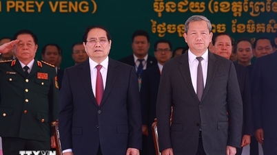 Los primeros ministros vietnamita y camboyano asisten a la ceremonia de apertura del par de puertas fronterizas de Tan Nam - Meun Chey