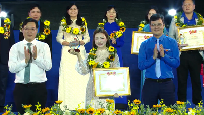 Hoa Minzy and the canoe driver who went into the flood to support people received the 2025 'National Volunteer' award