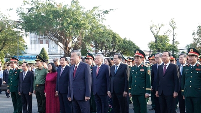 Генеральний секретар То Лам підносить пахощі на згадку про героїчних мучеників 9-го військового округу