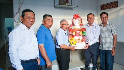 Wakil Ketua Komite Rakyat Provinsi Ngo Vu Thang mengunjungi dan memberikan hadiah kepada warga Ninh Binh yang berprestasi yang telah berkontribusi terhadap provinsi Ca Mau.