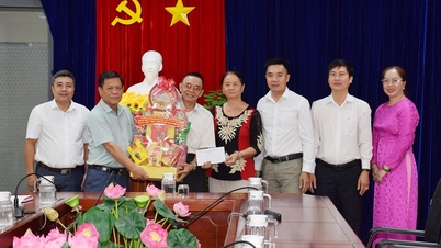 از بستگان شهید قهرمان فان نگوک هین دیدن کنید و به آنها هدیه بدهید