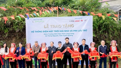 Sponzorování solárních systémů a dárky studentům v obci Thong Nguyen