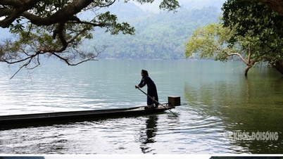 Der Ba-Be-See im Herbstlaub: Eine Bootsfahrt durch den uralten Wald