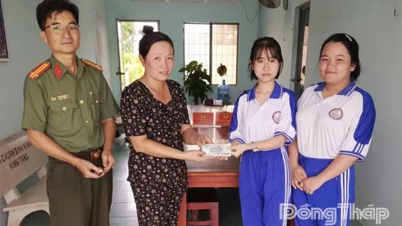 Dois alunos da Escola Secundária de Vinh Binh encontraram um objeto perdido e o devolveram ao dono.