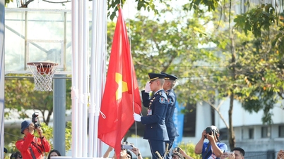 Трогательное изображение вьетнамского национального флага на церемонии поднятия флага 33-х Игр Юго-Восточной Азии
