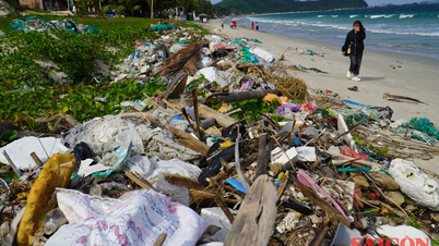 Odpadky a špinavá voda "útočí" na pláž Ninh Hoa