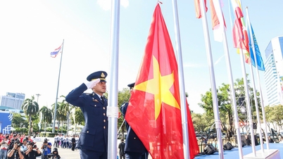 Dojemný obraz vietnamské státní vlajky během ceremoniálu vztyčení vlajky na 33. hrách SEA