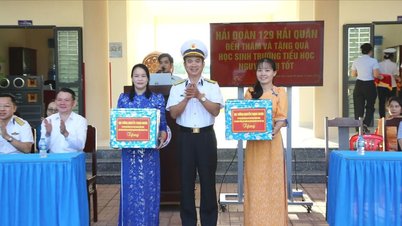 Námořní letka 129 dává dárky chudým studentům, kteří překonávají potíže v Dong Thap