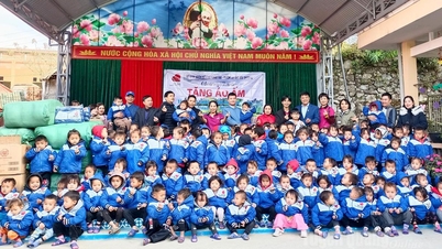 Se donaron más de 2.000 abrigos a estudiantes de preescolar en la comuna de Khau Vai