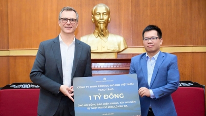 پرنود ریکارد، رئیس جمهور ویتنام، یک میلیارد دونگ ویتنامی برای حمایت از مردم آسیب دیده از سیل اهدا کرد.