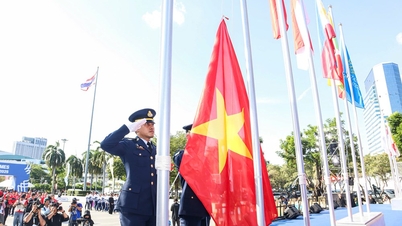 Emotioneel en trots op de Vietnamese nationale vlag die wappert tijdens de vlaggenceremonie van de 33e SEA Games