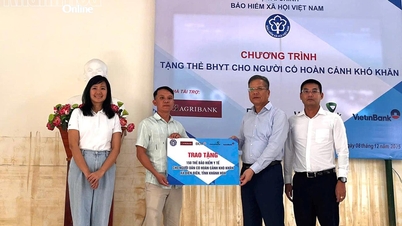 वियतनाम सामाजिक सुरक्षा ने खान होआ निवासियों को 2,290 स्वास्थ्य बीमा कार्ड दिए