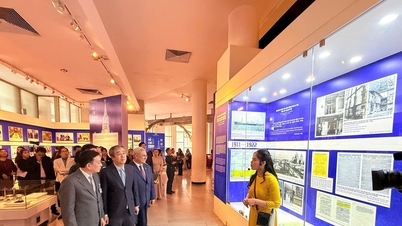 ໄຂ​ງານ​ວາງ​ສະ​ແດງ “ຮອຍ​ຕີນ​ຂອງ​ໂຮ່​ຈິ​ມິນ​ຢູ່​ບ້ານ​ເກີດ​ເມືອງ​ນອນ​ແຫ່ງ​ການ​ປະ​ຕິ​ວັດ​ເດືອນ​ຕຸ​ລາ”