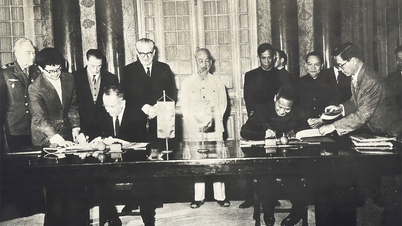 L'exposition présente près de 300 photos, documents et objets typiques relatifs au président Hô Chi Minh, dans le pays d'origine de la Révolution d'Octobre.