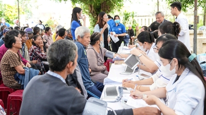 فريق طبي من هاي فونغ يدفئ قلوب الناس في بلدة سون هوا (داك لاك)