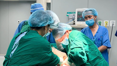 دستان مادر پس از زایمان دوقلوها دوباره به هم پیوند زده شد