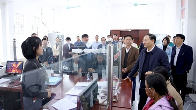 Setiausaha Parti Wilayah Le Minh Ngan melawat dan menyampaikan ucapan Tahun Baru kepada bekas pemimpin wilayah di Hanoi.