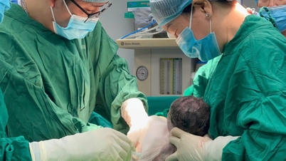 Jonge moeder in Binh Duong bevalt van twee jongetjes na speciale handtransplantatie
