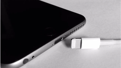 Este dăunător să încarci telefonul folosind computerul?