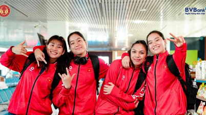 ৩৩তম সমুদ্র গেমসে যোগদানের জন্য ভিয়েতনামী বাস্কেটবল দলের সাথে বোন থাও ভি এবং থাও মাই উজ্জ্বলভাবে জ্বলজ্বল করছে।