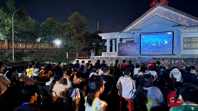 Lebih dari 400 orang di daerah Khanh Vinh mendapat kesempatan menonton film "Red Rain" secara gratis.