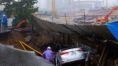 Zwei Autos verschluckten sich in Da Nang in einem „Todesloch“: Bauunternehmer des Projekts Capital Square 3 meldet Unfallursache „starker Regen“.
