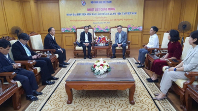 គណៈប្រតិភូសមាគមអ្នកកាសែតឡាវមកបំពេញទស្សនកិច្ច និងធ្វើការនៅវៀតណាម៖ ពង្រឹងកិច្ចសហប្រតិបត្តិការប្រព័ន្ធផ្សព្វផ្សាយ