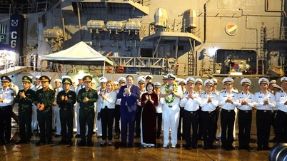 दा नांग की यात्रा शुरू करते हुए अमेरिकी नौसेना के जहाज टीएन सा बंदरगाह पर पहुंचे