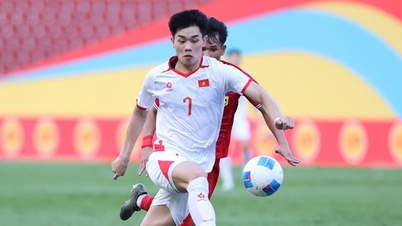 U22 Vietnam: Pelatih Kim Sang Sik terus memberikan performa terbaiknya, membuat hal yang sulit menjadi mudah