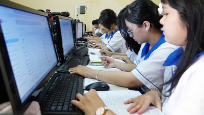 Los estudiantes de la ciudad de Ho Chi Minh se familiarizan con el examen de graduación de la escuela secundaria en la computadora.