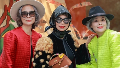 Eine silberhaarige Dame in Hanoi trägt ein gestepptes Hemd und spielt mit einer Designerhandtasche im Wert von Hunderten Millionen Dong.