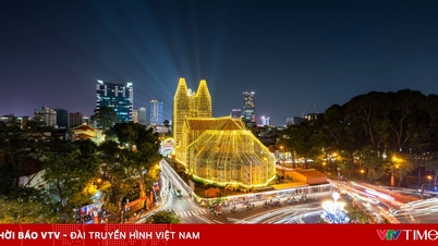 Weihnachtsbeleuchtung in der Stadt, die nach Onkel Ho benannt ist