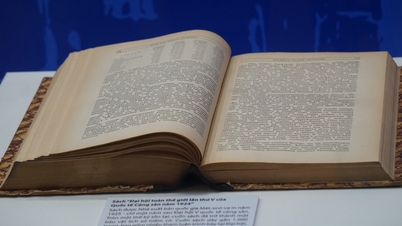 Erste Ausstellung eines 100 Jahre alten, wertvollen Buches mit zwei russischen Artikeln von Präsident Ho Chi Minh