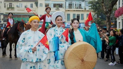 H'Hen Nie y su esposo caminaron juntos en el Festival del Día del Feliz Vietnam